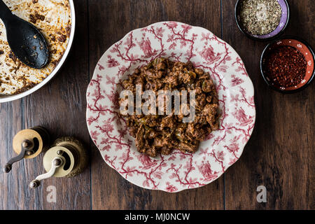 Türkische Lebensmittel Et Kavurma/geschmortem Rindfleisch auf einer hölzernen Oberfläche. Stockfoto