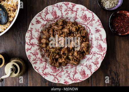 Türkische Lebensmittel Et Kavurma/geschmortem Rindfleisch auf einer hölzernen Oberfläche. Stockfoto