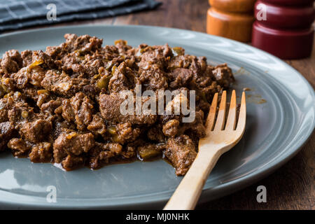Türkische Lebensmittel Et Kavurma/geschmortem Rindfleisch auf einer hölzernen Oberfläche. Stockfoto