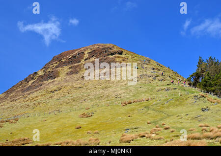Wanderer auf dem Weg zum Gipfel des Mynydd Mawr in der Nähe von rhyd Du, Snowdonia Stockfoto