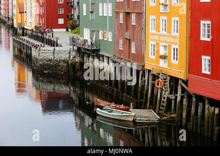 Trondheim, Norwegen - 26. September 2015: Blick auf die alte hölzerne Lagerhallen in der Nähe des Flusses Nidelva von der Altstadt Brücke gesehen. Stockfoto