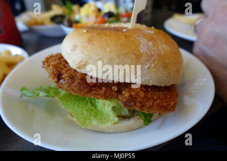 Hähnchen schnitzel Burger auf einem weißen Teller Stockfoto