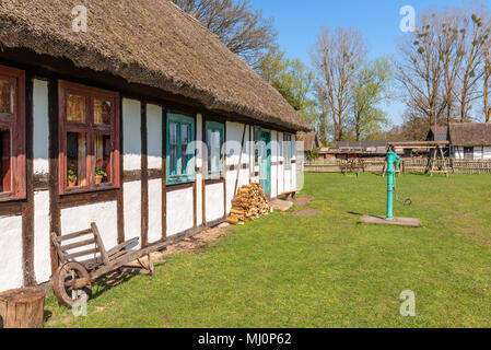 Weiß getünchtes Haus mit Reetdach im Freilichtmuseum in Kluki Dorf. Polen Stockfoto