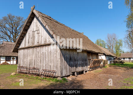 Typischen alten Haus mit Reetdach im Freilichtmuseum in Kluki Dorf. Polen Stockfoto