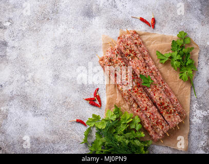 Hackfleisch/Faschierte Spieße lula Kebab auf hellen Hintergrund Stockfoto