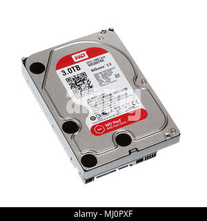 Stockholm, Schweden - 17. Oktober 2015: Western Digital Rot 3,5 Zoll Festplatte 3,0 TB für NAS-Systeme auf Weiß isoliert. Stockfoto