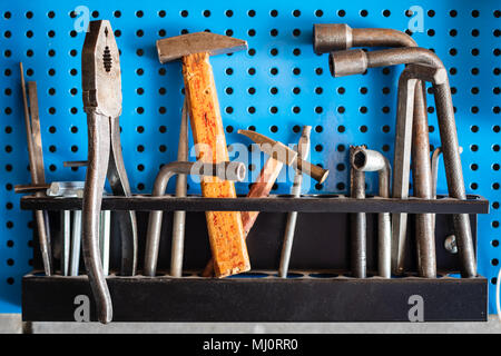 Alte Werkzeuge Hämmer Schraubenschlüssel und Zangen getönt Stockfoto
