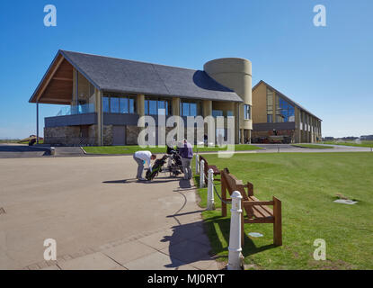 Golfspieler werden fertig vor der neuen Carnoustie Golf Center und das Klubhaus zu spielen, bei der Open Championship in Carnoustie Links, Angus. Stockfoto