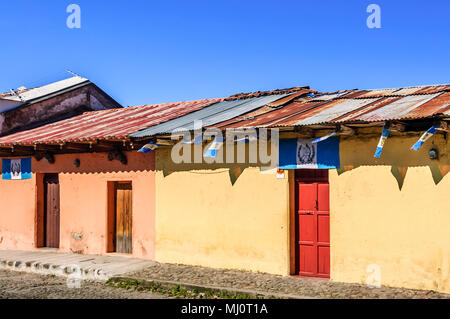 Antigua, Guatemala - 5. Oktober 2014: Alte, bunt bemalten Häusern mit Guatemaltekischen Flaggen in UNESCO-Weltkulturerbe von Antigua geschmückt Stockfoto