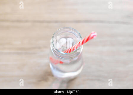 Marmeladenglas mit gestreiften Stroh Stockfoto