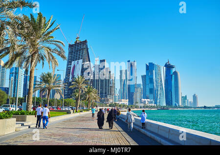 DOHA, Katar - 13. FEBRUAR 2018: Die angenehmen Spaziergang entlang der modernen Gebäuden von Al Dafna Viertel - die moderne Business Area am West Bay Küste, auf Fe Stockfoto