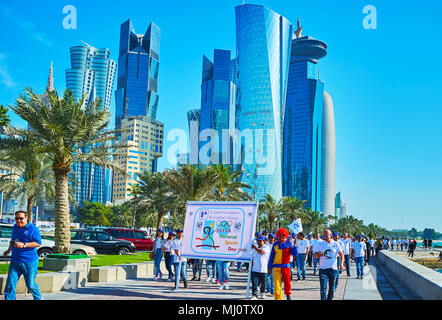 DOHA, Katar - Februar 13, 2018: Das Holiday Parade auf Corniche in Al Dafna Bezirk während der Feier des Nationalen Tag des Sports, auf Firma Febru Stockfoto