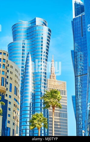 Details der modernen Gläsernen Wolkenkratzern von Al Dafna Viertel mit Palmen im Vordergrund, West Bay, Doha, Katar. Stockfoto