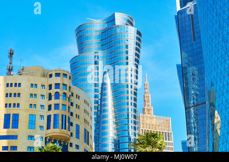 - Aus der Nähe von modernen Bauten in Doha - Gläsernen Wolkenkratzern von Al Dafna Viertel reflektieren die benachbarten Gebäude und der strahlend blaue Himmel, Katar. Stockfoto