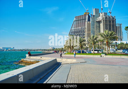 DOHA, Katar - Februar 13, 2018: Al Corniche von West Bay - das neu entwickelte Nachbarschaft, spätesten in der Stadt gebaut, viele Gebäude sind noch Stockfoto