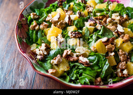 Ananas Salat mit Grünen auf einer hölzernen Oberfläche. Ökologische Lebensmittel. Stockfoto