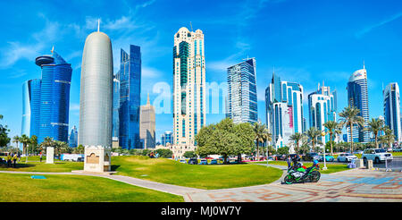 DOHA, Katar - Februar 13, 2018: Der Blick auf die Wolkenkratzer von Al Dafna Geschäftsviertel vom Sheraton Park in West Bay Nachbarschaft, am 13. Februar Stockfoto