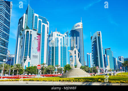 DOHA, Katar - 13. FEBRUAR 2018: Die Skulptur der Dallah Kaffeekanne - Arabisch Symbol der Gastfreundschaft im Sheraton Park von West Bay Nachbarschaft, auf Firma Febru Stockfoto