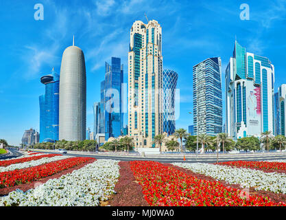 Das stadtbild von West Bay Viertel mit seinem Wahrzeichen Wolkenkratzer, wie Burj Doha, Tornado Tower und andere, umgeben von perfekt angelegten Fl Stockfoto