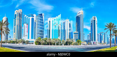 DOHA, Katar - 13. FEBRUAR 2018: Die WOLKENKRATZER von Al Dafna sind der Stolz von West Bay District, dieses neu erbaute und schnell entwickelten Gegend ist berühmt fo Stockfoto