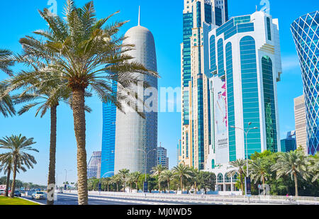 DOHA, Katar - Februar 13, 2018: Corniche Street ist ein perfekter Ort für Fuß und den futuristischen Wolkenkratzern der neuesten Geschäftsviertel Al Dafn genießen Stockfoto