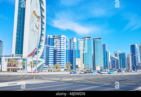 DOHA, Katar - Februar 13, 2018: Blick auf den Gläsernen Wolkenkratzern von West Bay Nachbarschaft vom Sheraton Kreuzung - der breite Straßen von Corniche ein Stockfoto