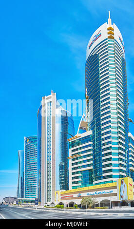 DOHA, Katar - Februar 13, 2018: Herausragende moderne Architektur von Bürogebäuden und Hotels in Al Corniche Street des modernen Business Al Dafna dist Stockfoto