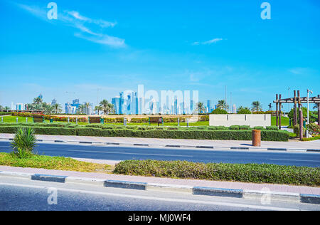 Der Souq Waqif Park im gleichnamigen Bezirk und die Reihe der modernen Wolkenkratzer, der im Hintergrund, Doha, Qatar gesehen. Stockfoto