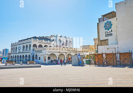 DOHA, Katar - 13. FEBRUAR 2018: Die Gebäude der alten Hotels und Restaurants von Souq Waqif von Abdullah Bin Jassim Straße, am 13. Februar in Doha. Stockfoto