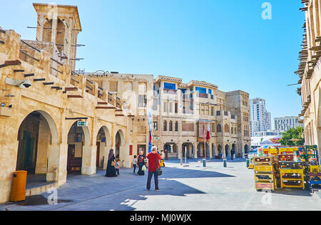 DOHA, Katar - 13. FEBRUAR 2018: die historischen Gebäude von Souq Waqif dienen als Läden, Lagerhäusern und Cafés seit alten Zeiten, einige von Ihnen erhalten Wie Stockfoto