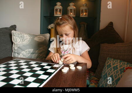 Mädchen spielen Schach Stockfoto