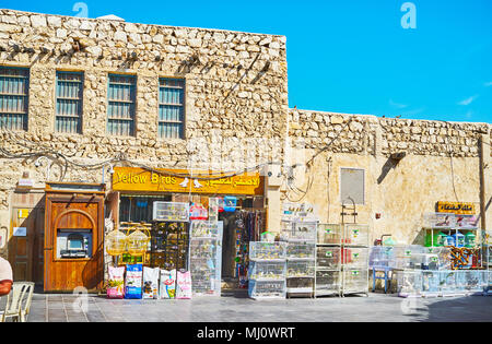 DOHA, Katar - 13. FEBRUAR 2018: Die Käfige mit Vögeln im Store der Vögel von Souq Waqif, am 13. Februar in Doha. Stockfoto