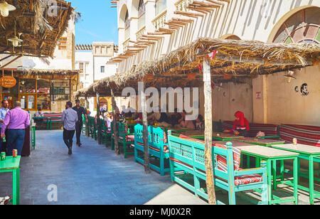 DOHA, Katar - 13. FEBRUAR 2018: Die Einheimischen und Touristen entspannen in schattigen Café im Freien von Souq Waqif, am 13. Februar in Doha. Stockfoto
