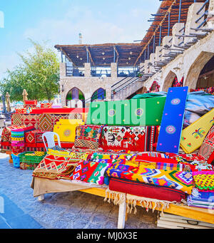 Die farbige Teppiche mit traditionellen arabischen und authentische Bedouin Tribal Muster, die in der Straße von Souq Waqif, Doha, Qatar. Stockfoto