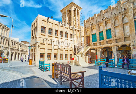 DOHA, Katar - Februar 13, 2018: Das alte Gebäude mit Turm in Souq Waqif Viertel, am 13. Februar in Doha Stockfoto