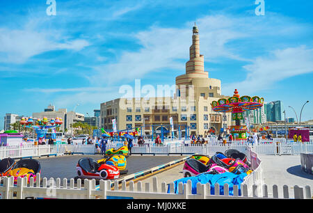 DOHA, Katar - Februar 13, 2018: Luna Park für Kinder mit elektrischen Autoscooter und Karussells befindet sich neben dem Souq Waqif und Fanar Moschee in Al Souq Stockfoto