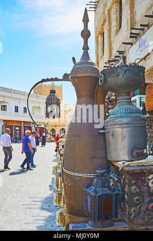 DOHA, Katar - Februar 13, 2018: Das prunkstück der großen dallah Kaffeekanne vor der antiken Speicher in Souq Waqif, am 13. Februar in Doha Stockfoto