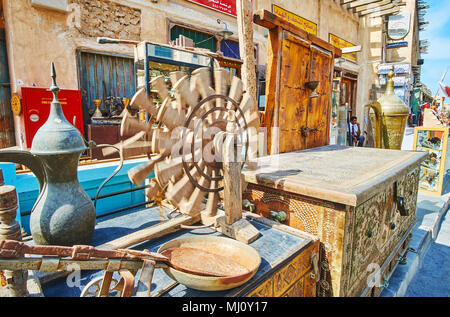 DOHA, Katar - Februar 13, 2018: Die große Auswahl an vintage Souvenirs in antiken Speicher von Souq Waqif, am 13. Februar in Doha Stockfoto