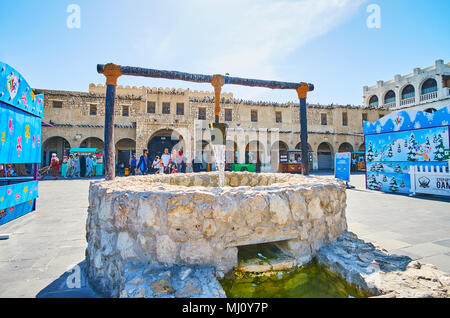DOHA, Katar - 13. FEBRUAR 2018: Die alten Brunnen Brunnen vor Souq Waqif Gebäude, in Al Souq Bezirk, am 13. Februar in Doha. Stockfoto