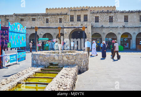 DOHA, Katar - Februar 13, 2018: Der Brunnen in der Form der traditionellen arabischen Brunnen vor dem Eingang zum Souq Waqif, am 13. Februar in Doha. Stockfoto