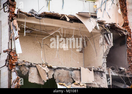 Industrielle Gebäude zerstört. Stock Fragment. Abbruch von Gebäuden in städtischen Umgebungen Stockfoto