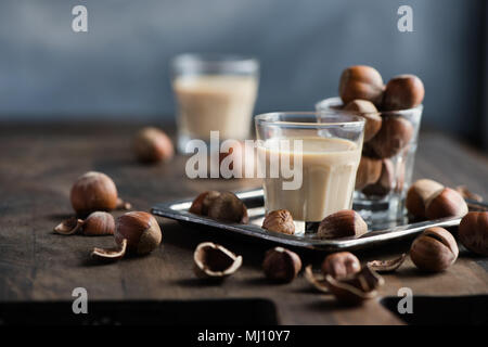 Creme Kaffee Likör mit Haselnüssen, hausgemachte, selektiver Fokus, getönten Bild Stockfoto