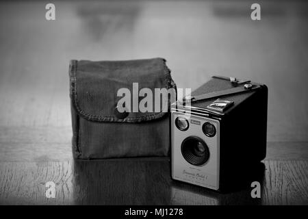 Eine Kodak Brownie Modell 1 Kamera und Tragetasche. Stockfoto