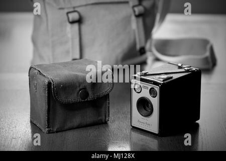 Eine Kodak Brownie Modell 1 Kamera und Tragetasche. Stockfoto