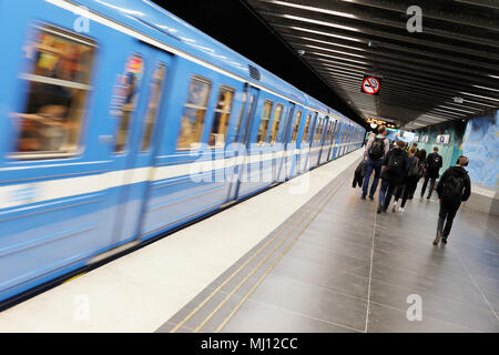 Stockholm, Schweden - 7. Mai 2015: Interor der u-bahn Station Schottentor in der Stockholmer U-Bahn. Menschen zu Fuß auf die Plattform zu beenden, während ein Blu Stockfoto