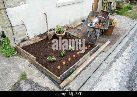 Holz- Fach, im Garten arbeitende Werkzeuge und Geräte, Anlagen außerhalb ein rustikales Landhaus Garten in Scorton, Großbritannien Stockfoto