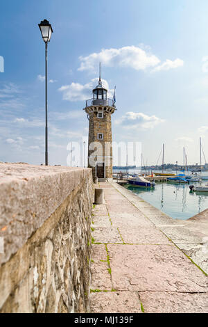 Leuchtturm von Desenzano am Gardasee an einem sonnigen Tag, Brescia, Lombardei, Italien Stockfoto