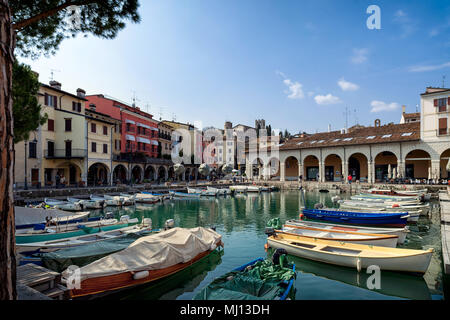 Die schöne alte Hafen von Desenzano del Garda zieht Einheimische und Touristen am frühen Abend einen Aperitif, Brescia, Lombardei, Italien zu genießen Stockfoto