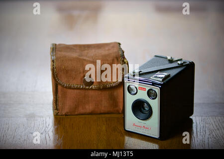 Eine Kodak Brownie Modell 1 Kamera und Tragetasche. Stockfoto