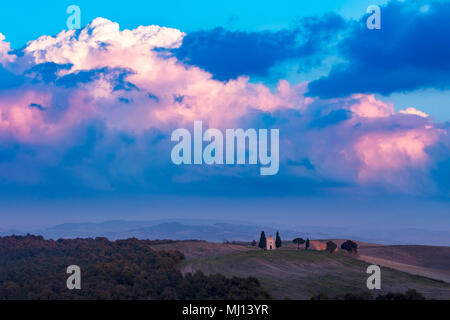 Abends über Capella di Vitaleto und die toskanische Landschaft in der Nähe von San Quirico d'Orcia, Toskana, Italien Stockfoto